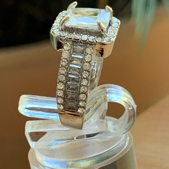 New 18k White Gold Radiant &Baguette Wedding Ring - Picture 3 of 6